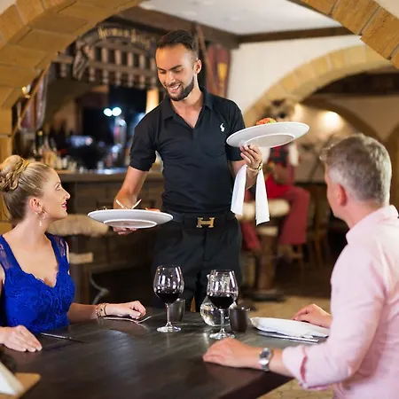 Zamek Luzec & Wellness Готель 4*
