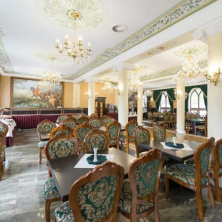 Готель Zamek Luzec & Wellness